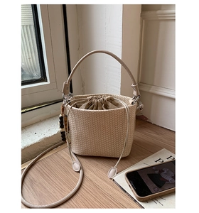 Detailansicht der gewebten Beuteltasche in Beige mit Holzperlen und Kordelzug-Innentasche