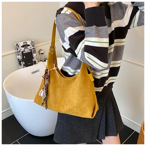 Sac cabas jaune moutarde en daim mat avec étiquette coffee, porté par un mannequin