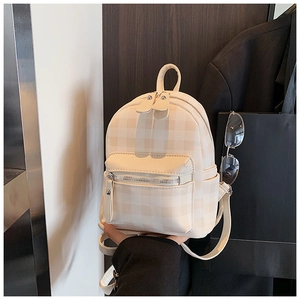 Dettaglio mini zaino in pelle PU beige a scacchi con cerniere in metallo argentato lucido