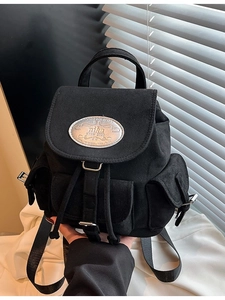 Sac à dos en daim noir minimaliste avec design multi-poches et boucle métallique