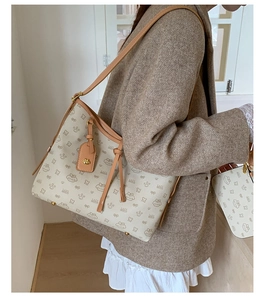 Detail der Cinnamoroll Segeltuchtasche mit Lederriemen an der Schulter eines Models