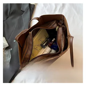 Vista dall'alto dell'interno della borsa tote marrone con fodera a strisce