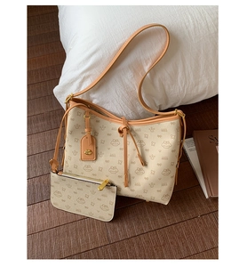 Detail der Canvas-Tragetasche und passenden Tasche mit Lazy Breeze-Muster auf Holzboden
