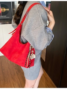 Sac hobo classique en daim rouge avec pompon pour un style élégant au quotidien