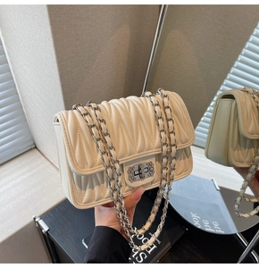 Details der gesteppten Ledertasche mit silbernem Drehverschluss und Kettenriemen