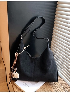 Sac fourre-tout rétro en daim noir avec pendentif café élégant pour femmes