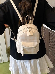 Mini zaino in pelle PU beige chiaro con motivo a scacchi indossato da una modella