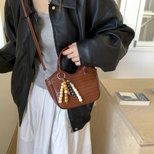 Braune Mini-Handtasche mit Webstruktur, Holzperlen-Anhängern und abnehmbarem Leder-Schultergurt