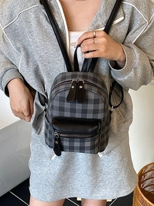 Mini zaino alla moda con motivo a scacchi grigi e spallacci in pelle nera da donna