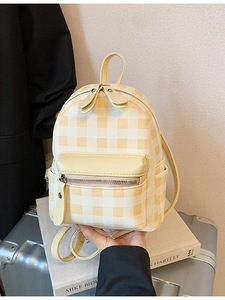 Mini zaino a quadretti gialli con tasca frontale e design compatto alla moda donna