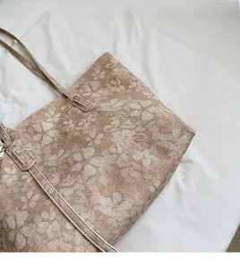 Große beige Einkaufstasche mit Kleeblatt-Muster und verstärkten Stoff-Tragegriffen