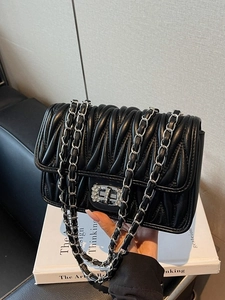 Elegante Gesteppte Plissierte PU Leder Umhängetasche Für Damen Mit Silbernem Metall Kettenriemen Und Strass Verschluss Quadratische Tasche