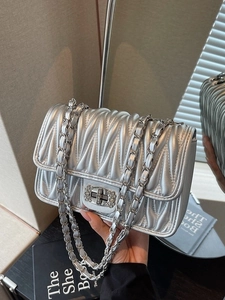 Silberne Stepptasche mit Matelassé-Muster, Strass-Verschluss und eleganter Kettenriemen