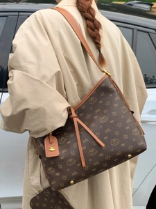 Klassische dunkelbraune Hobo-Tasche mit Lazy Breeze-Muster und Lederriemen im Freien