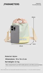 Detail der dreifarbigen Nylon-Kordelzugtasche mit Abmessungen und Handy-Staufachkapazität