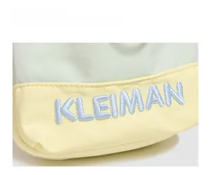 Nahaufnahme der KLEIMAN-Stickerei auf zweifarbigem Kordelzug-Beutelstoff