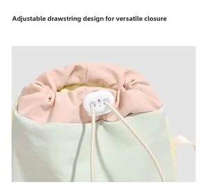 Detail des verstellbaren Kordelzugs mit rosa und minzgrünem Color-Blocking-Stoff