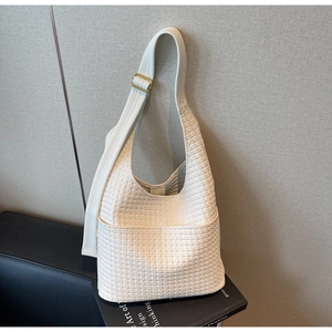 Détail du sac Hobo tressé crème avec bandoulière réglable et ferrures dorées