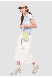 Detailansicht der Mini-Umhängetasche mit Kordelzug und Kleiman-Schriftzug im Outdoor-Stil