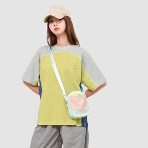 Detailansicht einer dreifarbigen Kordelzug-Beuteltasche und sportlichen Textilien