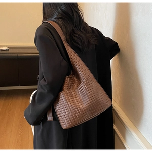 Vue détaillée de la texture tissée marron foncé et de la grande capacité du sac hobo