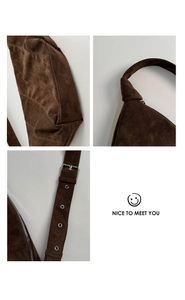 Détails d'un sac à bandoulière en daim marron avec boucle en métal et poignée nouée