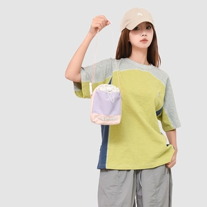 Trendige japanische Kordelzug-Umhängetasche mit buntem sportlichem Patchwork-T-Shirt