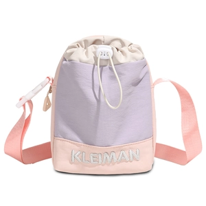 Detail der dreifarbigen Umhängetasche mit Kordelzug und Kleiman-Stickerei aus Nylon