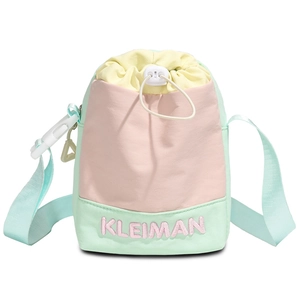 Detailansicht der dreifarbigen Nylon-Kordelzug-Beuteltasche mit KLEIMAN-Stickerei