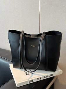 Elegante borsa tote nera capiente con scritte dorate e sottili spalline da donna