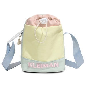 Detail der bunten Beuteltasche mit Kordelzug, Stickerei und Stoffstruktur