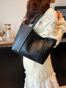 Elegante borsa tote nera da donna capiente realizzata in ecopelle opaca di alta qualità