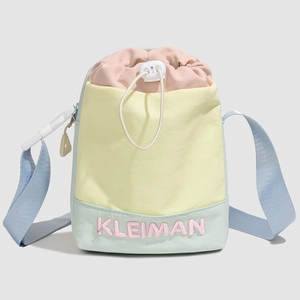 Nahaufnahme des KLEIMAN-Logos und der farbigen Nähte an der Nylon-Kordelzugtasche