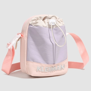 Detail der rosa und lila Kordelzug-Beuteltasche mit Kleiman-Stickerei am Boden