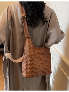 Sac seau hobo marron tissé avec large bandoulière réglable et boucle en métal doré