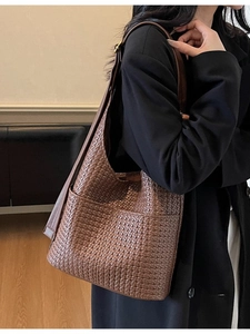 Sac seau tressé marron à grande capacité présenté sur une photo de mannequin lifestyle