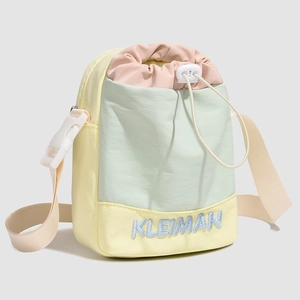 Nahaufnahme der pastellfarbenen Kordeltasche mit Kleiman-Stickerei und Schnallendetails