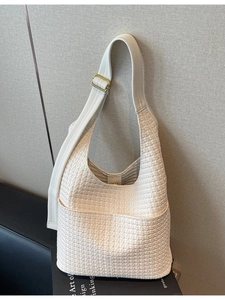 Sac hobo élégant en cuir tressé crème avec bandoulière réglable et boucle dorée