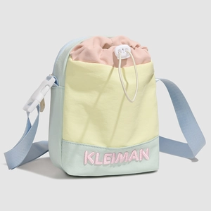 Detail der bunten Kordelzug-Beuteltasche mit dreifarbigen Nähten und KLEIMAN-Stickerei