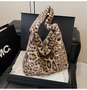 Détail d'un sac cabas en fausse fourrure léopard dans un coffret cadeau avec doublure soie