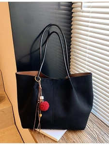 Retro black faux suede tote bag with fringe charm and large capacity for women