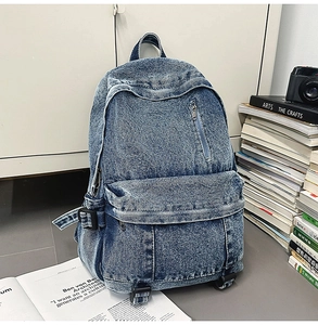 Λεπτομέρεια από vintage denim σακίδιο πλάτης με μπροστινή τσέπη και διακοσμητικό φερμουάρ