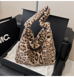 Détail de la texture du sac cabas en fausse fourrure léopard et anse en peluche