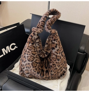 Détail d'un sac cabas en peluche imprimé léopard avec texture douce en fausse fourrure