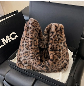 Détail du sac cabas en peluche léopard avec texture douce dans un coffret cadeau chic