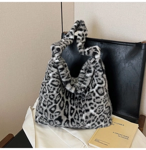 Détail du sac cabas en fausse fourrure léopard avec une texture douce et grand format