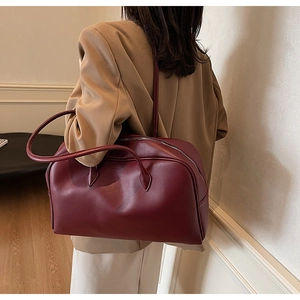 Borsa tote in pelle bordeaux a grana di litchi portata a spalla per ufficio