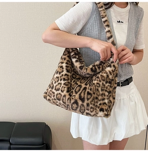 Détail de la texture douce en fausse fourrure léopard sur un grand sac à bandoulière
