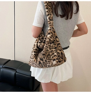 Sac fourre-tout en peluche léopard montrant la taille et le tombé sur le mannequin