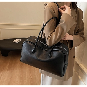 Dettaglio della borsa Boston in pelle martellata nera con manici lunghi e zip in argento